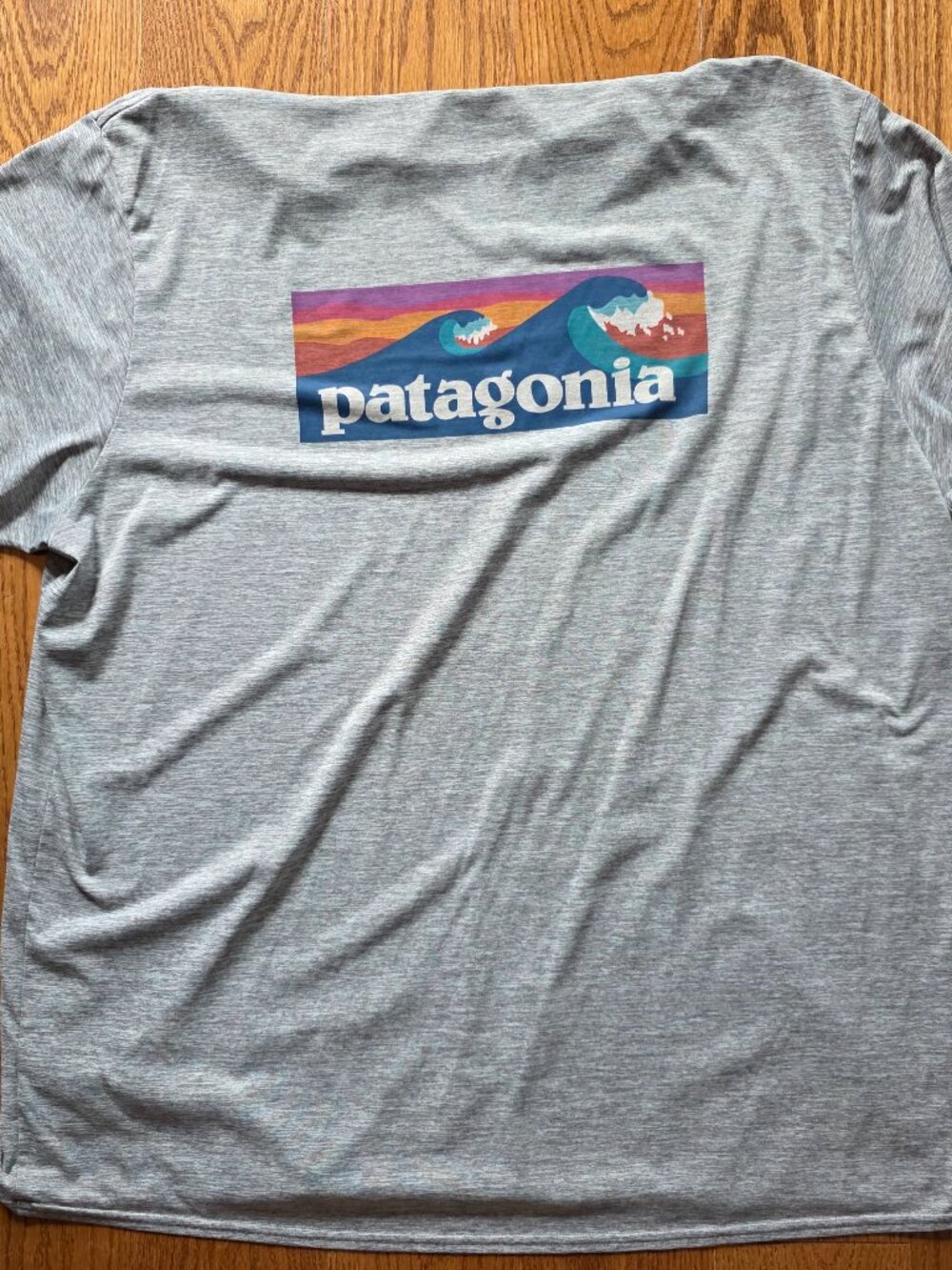 XXL Patagonia grey sunshirt tshirt with back wave graphic